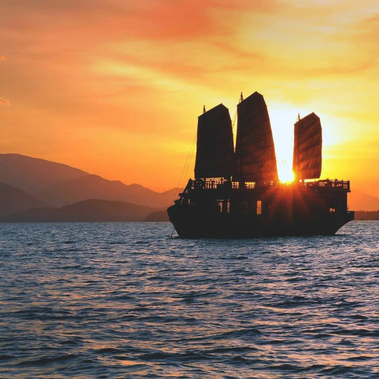 Emperor Cruise Nha Trang – Sunset Party & Luxurious Dinner